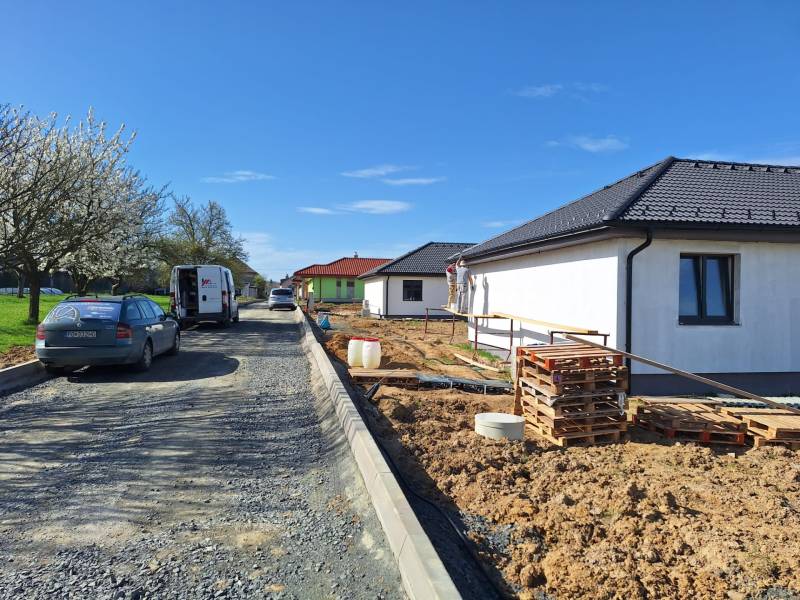 Családi házak építése Felsősebesen, Eperjes. A munkálatok az út mentén zajlanak.