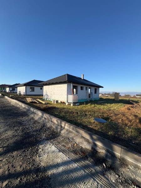 Építés alatt álló családi ház a Vyšná Šebastová utcában, Eperjesen, tiszta égbolt alatt.