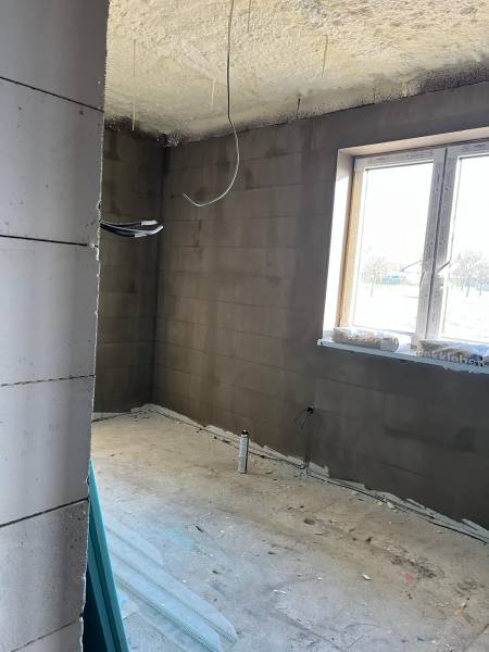 Építés alatt álló helyiség a Vyšná Šebastová utcán, kilátással a családi házra, ablaknyílásokkal.