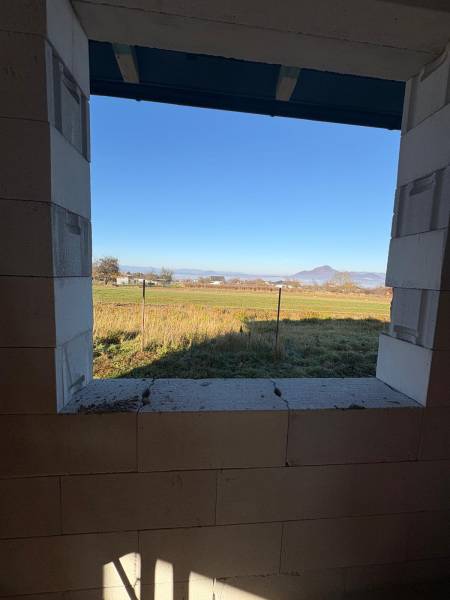 Kilátás az ablakból egy családi házban Felsősebesen, Eperjesen.