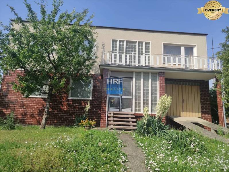 Családi ház Vieska utcában, Radošovce-ban, téglafalú homlokzattal és kerttel.