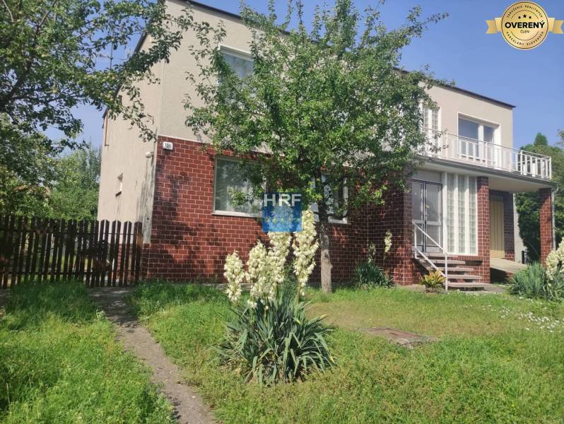 Családi ház Vieska városrészben, Radošovce-ben, kerttel és erkéllyel, téglából és vakolatból.