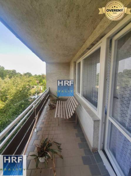 Családi ház erkélye fa paddal, növénnyel és kilátással a kertre Radošovce-ben.