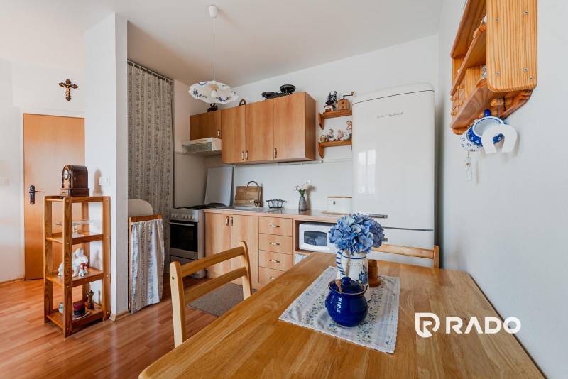 Konyha egy 3 szobás lakásban, fa dekor padlóval, hangulatos és klasszikus dizájn.