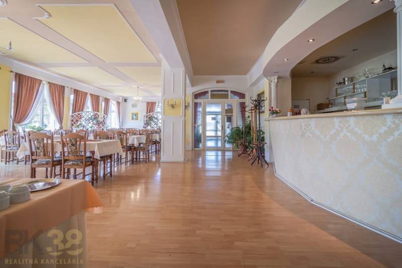 Szállodák és panziók étteremmel, fa dekorációjú padlóval, dekoratív függönyökkel.