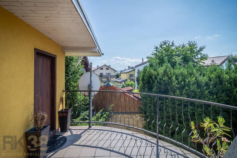 Erkély kilátással a kertekre a panziókban, Poprád, Szállodák és panziók. Díszes virágtartók.