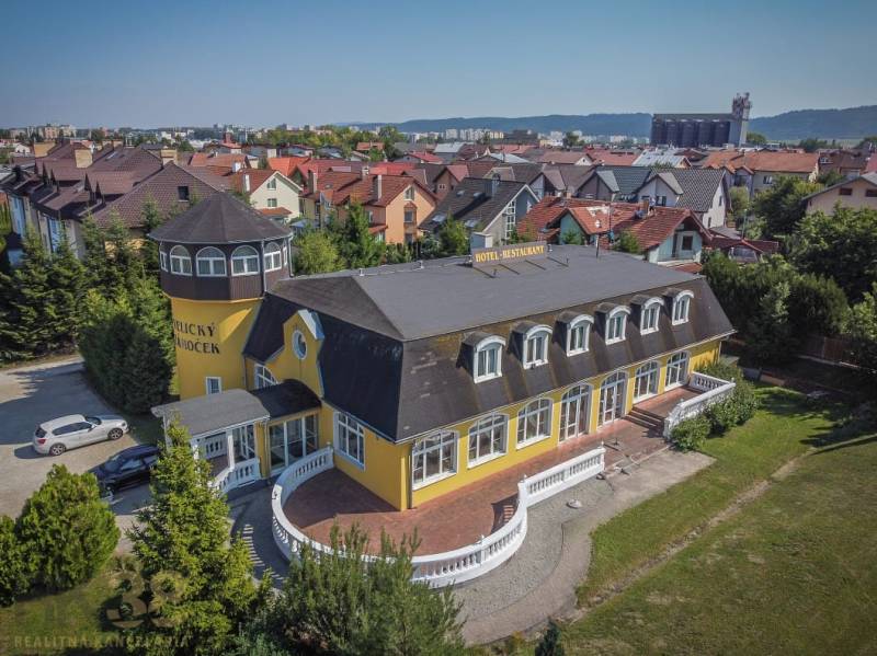 Sárga szálloda toronnyal, kerttel körülvéve Poprádon, szállodák és panziók.