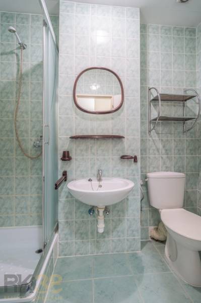 Fürdőszoba mosdóval, zuhanyzóval és WC-vel szállodákban és panziókban.