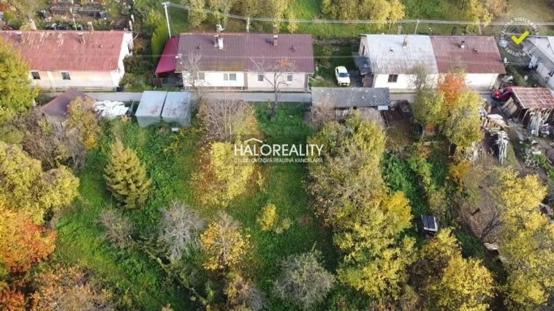 Családi ház Sirken, zölddel és fákkal körülvéve, egyszintes épületekkel.