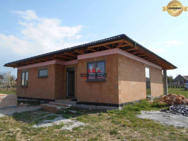 Családi ház építés alatt Újvárosban, füvesített telken körülvéve.