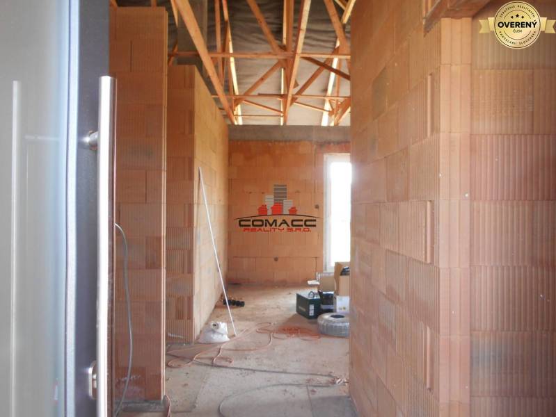 Egy építés alatt álló családi házban a Nové Mesto nad Váhom utcában téglafalak vannak.