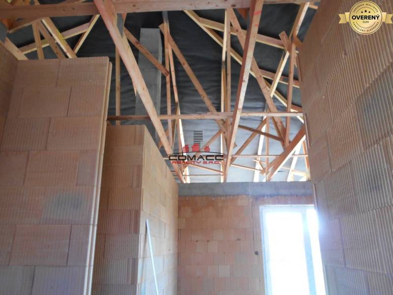 Családi ház belső építése Újváros utcában fa gerendákkal.