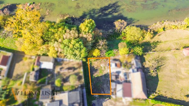 Légi felvétel a Jahodná-i lakóövezetről, amelyet zöld terület vesz körül, közel a vízhez.