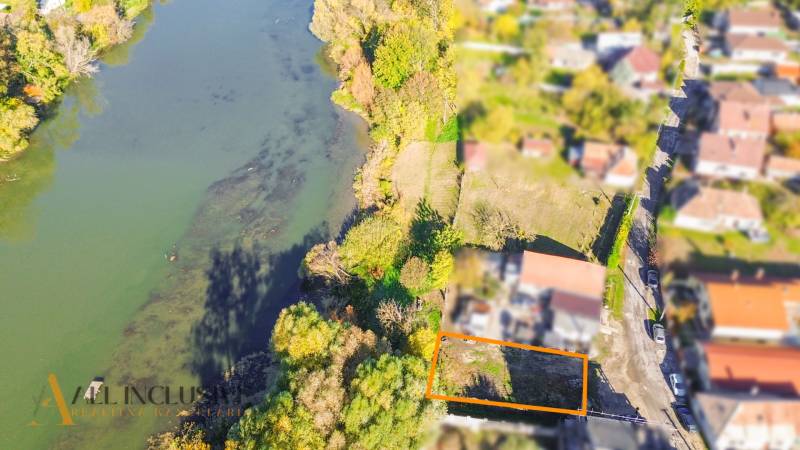Légi felvétel a telkekről - lakóhely a folyó mellett, városi környezetben, Jahodná.
