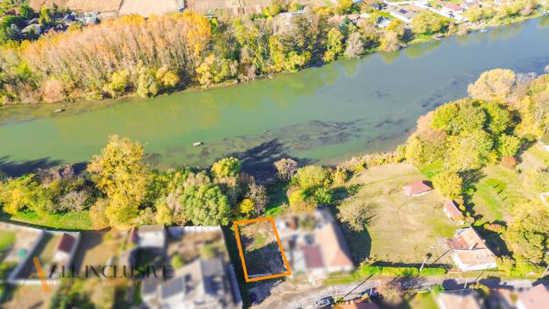 Építési telek Jahodnában, közel a folyóhoz és zöldövezetben.