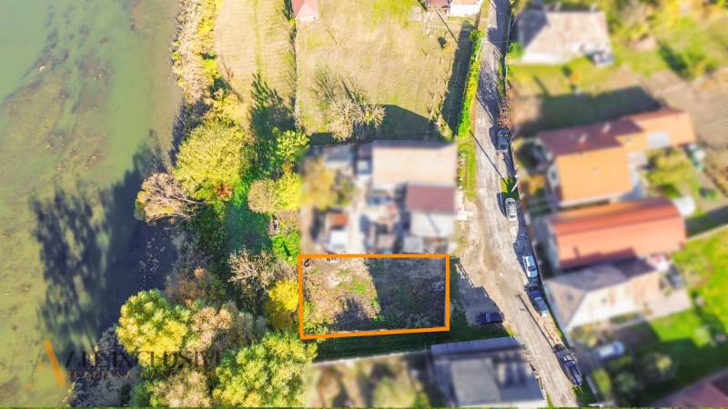 Légi felvétel a Jahodná területeiről, amelyeket zöldterület és vízfelület vesz körül.