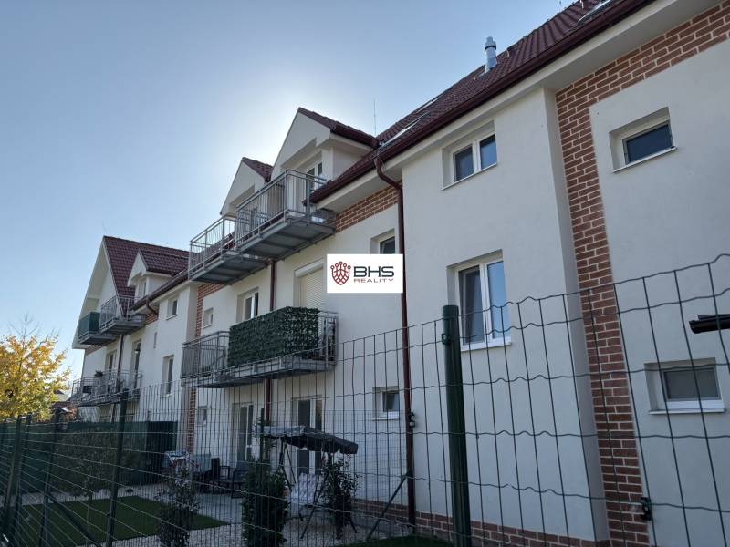 Az épület külső része erkélyekkel és kertekkel, 3 szobás lakás Tomášikovóban.