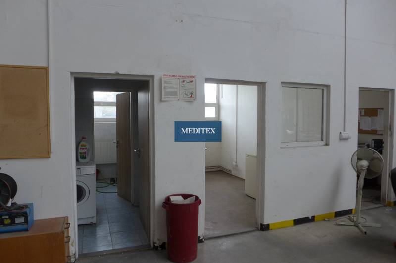 Raktárakban és csarnokokban van ajtó, mosógép, ventilátor és piros kosár.