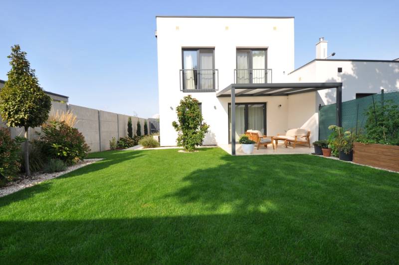 Kert pázsittal a családi ház mellett a Miloslavov-i Ďuríčkova utcában.