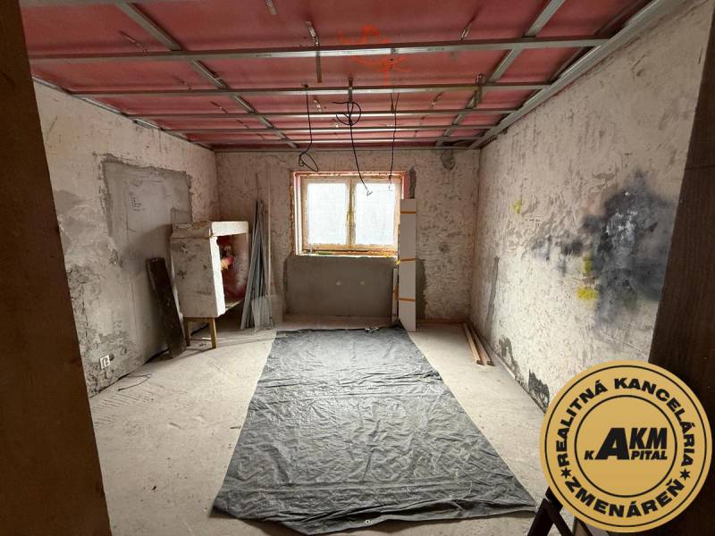 Felújítás alatt álló szoba egy családi házban, fa dekoros padlóval.