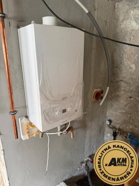 Egy családi ház kazánháza Ókörmöcbányán, falra szerelt gázkazánnal.