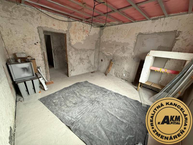 Családi ház belső tere Ókörmösön, feltárt falakkal és padlóval.