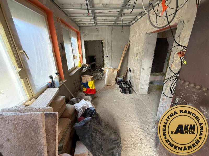 Szoba családi házban felújítással. Építőanyag, fóliával borított ablakok.