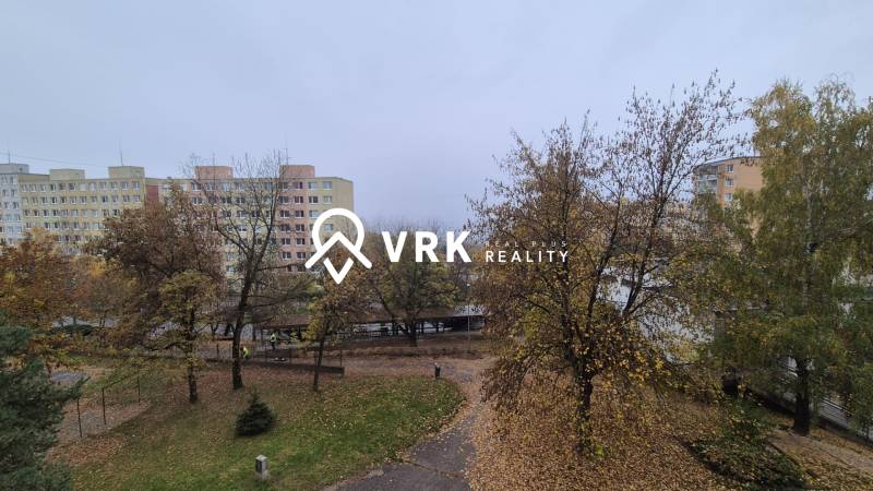 Panelházak lakótelepe és őszi táj az Ovručská utcán Kassán, a Dargovských hrdinov városrészben.