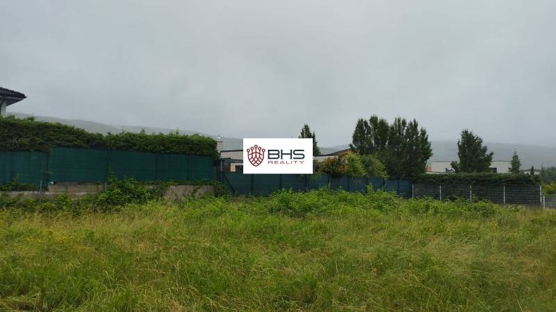 Lakóterületek Limbachban füves területtel és élő sövénnyel a háttérben.