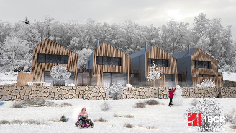 Egy családi ház Tureckejben, havas környezet, gyerekek játszanak a hóban a ház előtt.