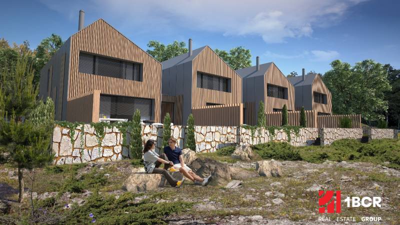 Törökországi családi házak fa burkolattal, természet által körülvéve és kőfalakkal.