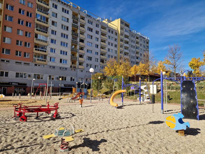 Játszótér mászókákkal a Pribišova utcában, Pozsony - Hosszúrétek.