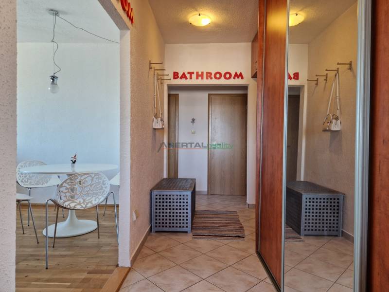 3 szobás lakás folyosója beépített szekrényekkel és fa dekoros padlóval.