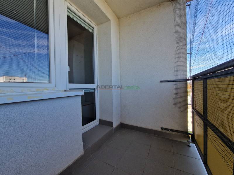 A Pribišova utcai 3 szobás lakás erkélye, Pozsony - Dlhé diely, csempével és hálóval.