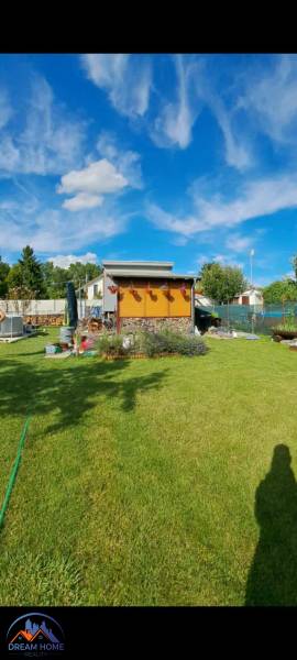 Kert az új telepen Komáromban, kék éggel és gondozott gyepfelülettel.