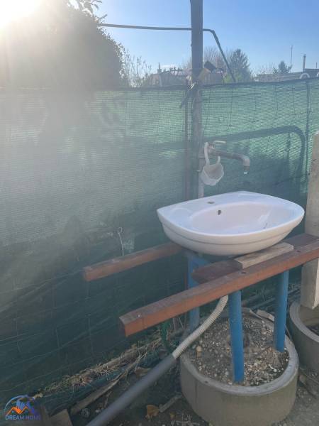 Mosdó a kunyhó mellett az Új telepen Komáromban, kültéren hálóval védve.