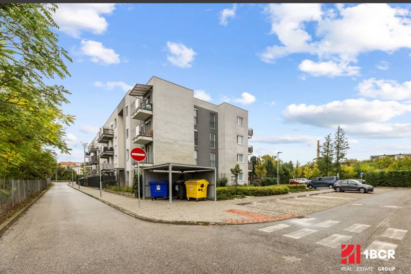 Lakóház a Mahulanka utcában, Pozsonyban parkolóval és konténerekkel.