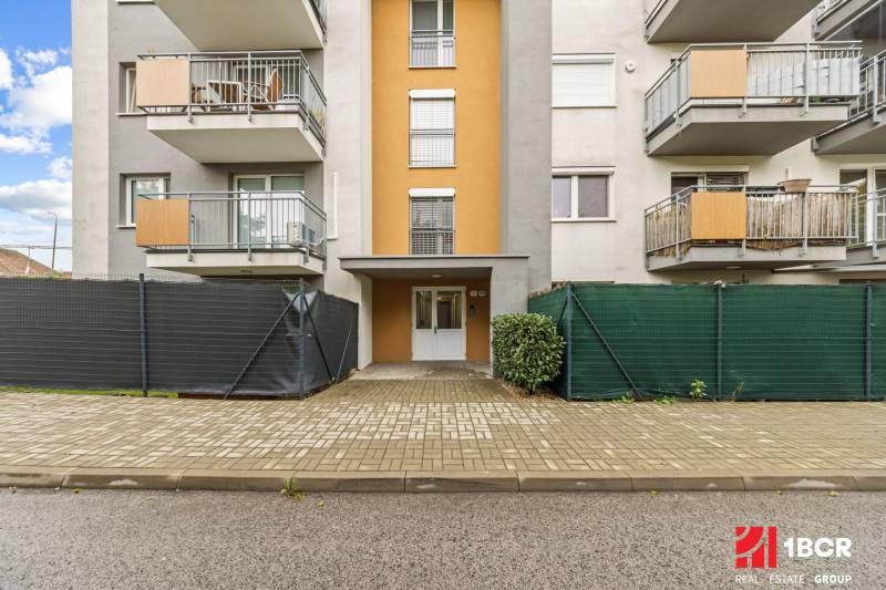 Bejárat az épületbe, erkélyekkel, a pezink-i Mahulanka utcában, alkalmas 2 szobás lakás számára.