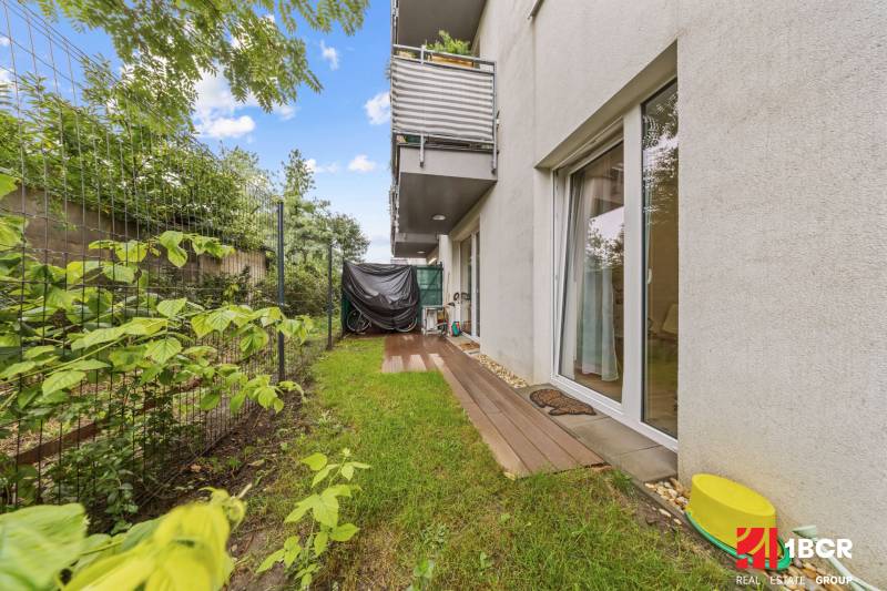 2 szobás lakás külső része Pezinken a Mahulanke utcában terasszal és kerttel.