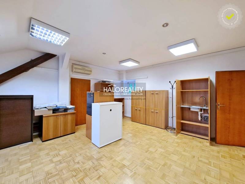 Irodák fa dekor padlóval, fa bútorokkal és légkondicionálással.