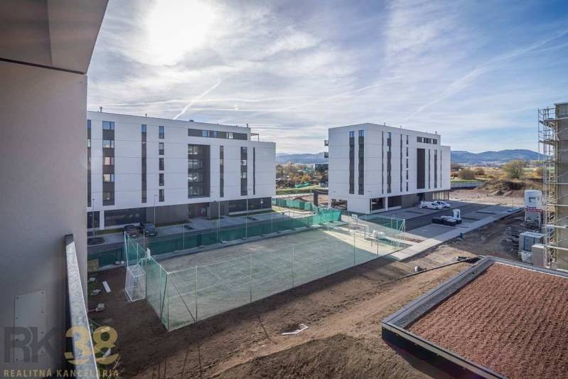 Új lakóházak Poprádon játszótérrel a közelben. Kilátás a hegyvidéki panorámára.