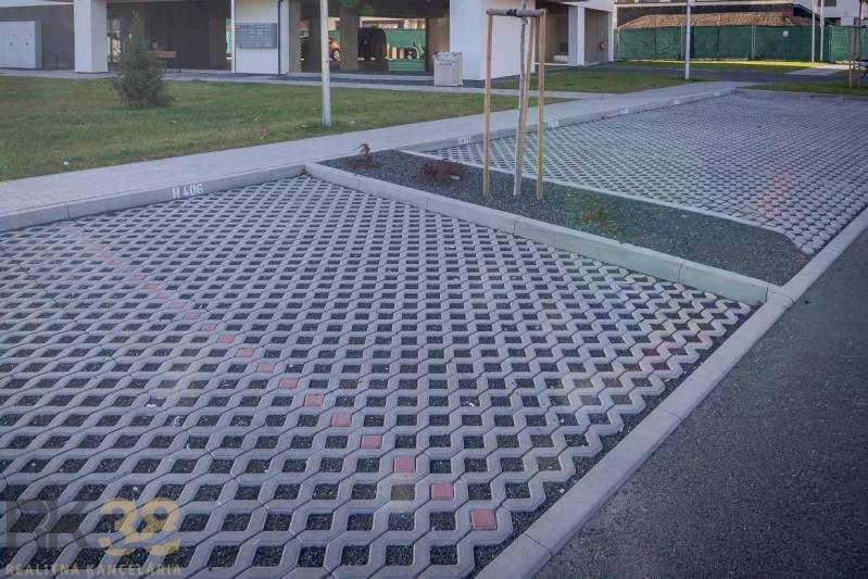 Parkoló térkövekkel és zöldterülettel Poprádon egy 2 szobás lakásnál.