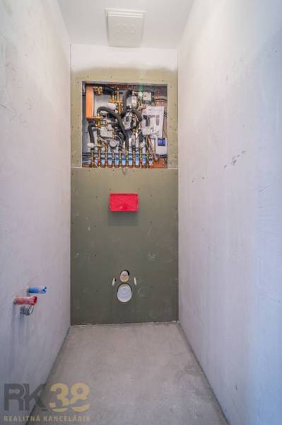 Sanitáris berendezés telepítése egy kétszobás lakásban, fa dekor padlóval.