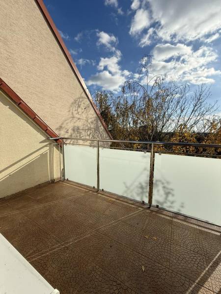 A Pekníkova utcai négy szobás lakás erkélye Pezinkben, kilátással a fák koronáira.