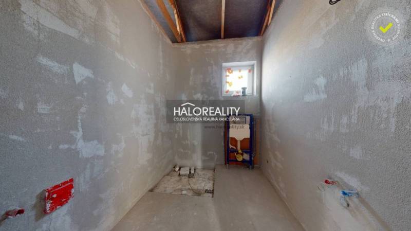 A családi ház építés alatt álló fürdőszobájának csupasz falai.