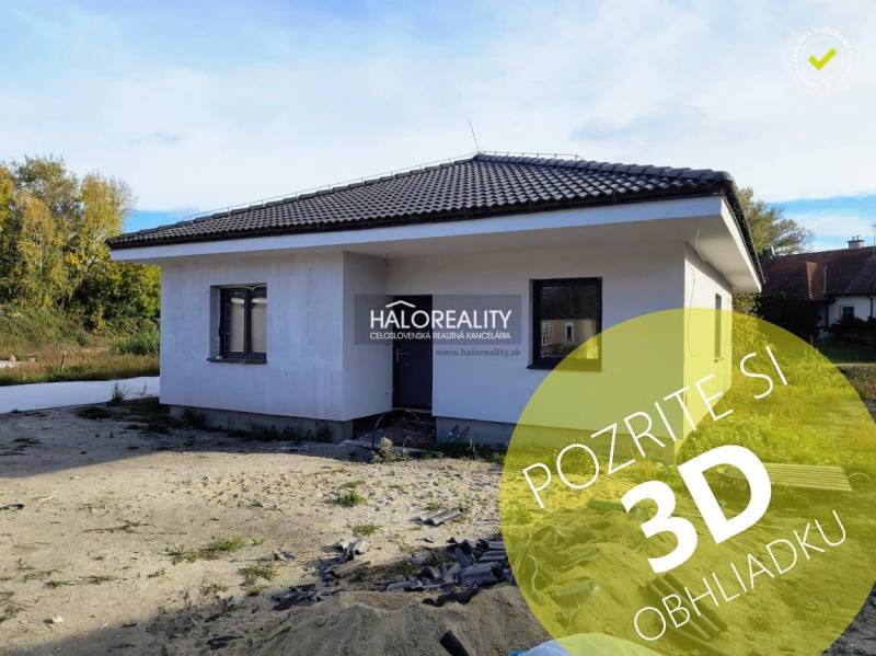 Családi ház Bellova Ves-ben egyszerű homlokzattal és ferde tetővel.