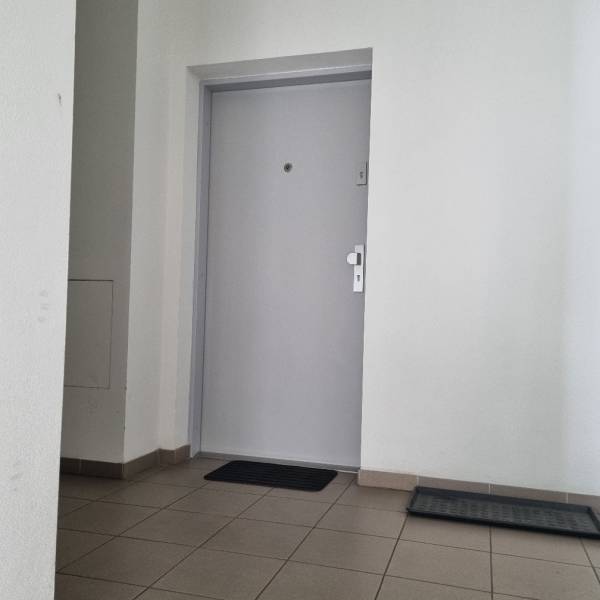 Eloxált ajtó és padló a garzonlakásban.