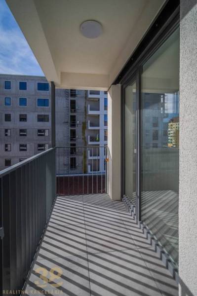 Erkély egy 3 szobás lakásban, kilátással a környező épületekre Poprádon.