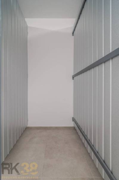 Fémfalú tárolóhelyiség, fa dekoros padló háromszobás lakásban.