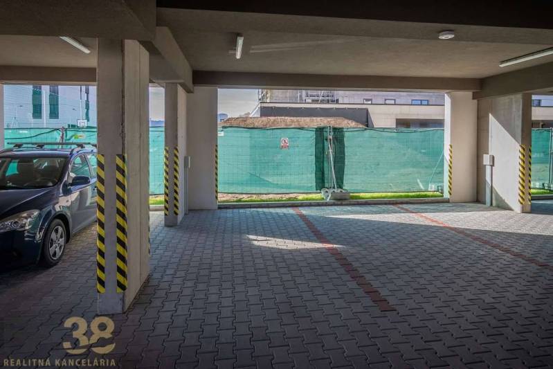 Garázsállás 3 szobás lakáshoz Poprádon, burkolt padlóval és felhajtóval.